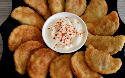 Мини-чебуреки с сюрпризом: готовим домашние чебупели с мясом и хрустящей корочкой — вкуснее, чем из магазина