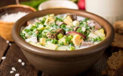 Освежает, как классика — готовить проще: эта окрошка с тушенкой не оставит летнему зною ни шанса — без варки мяса и лишней суеты