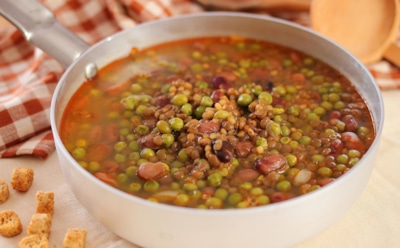 Сытный суп на три голоса: фасоль, горох и чечевица объединились в одном полезном блюде — и дарят едокам тепло и уют