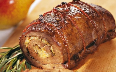 С обычным фаршем — роскошный результат: этот мясной рулет даже скучный обед превращает в маленькое торжество