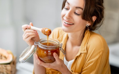 Так себе альтернатива: эксперт объяснил, почему не стоит бездумно заменять сахар медом — тревожное откровение