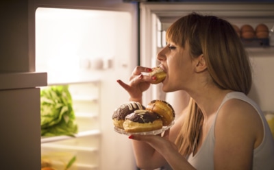 Гормональный сбой или привычка: стало известно, почему мы теряем контроль над аппетитом
