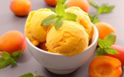 Жаркое лето — время удовольствия: это сливочное мороженое из абрикосов спасет от жары вкусно и с пользой
