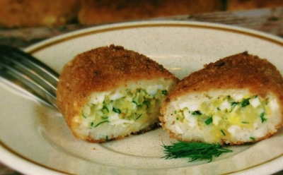 Продукты простые — а ужин шикарный: эти картофельные котлеты с сюрпризом — идеальная альтернатива пирожкам и запеканкам
