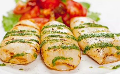 Раньше они покоряли океаны, теперь — ваш желудок: эти фаршированные кальмары сделают любое застолье незабываемым