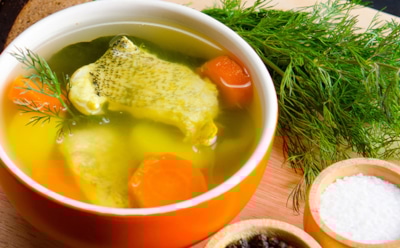 Соседский петух в последнее время задумчив и молчалив: эта уха на курином бульоне не оставит равнодушным никого за столом