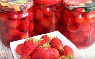 Мы свое лето храним надежно — в банках: такая клубничная заготовка перенесет вас из зимней стужи в теплые деньки в один момент