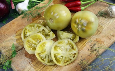 За эти помидорчики меня хвалят каждую зиму: только открываю банку — и семья наперегонки берется за вилки