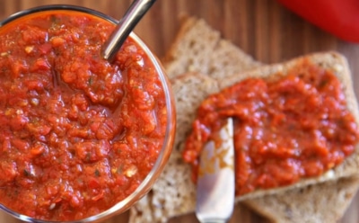 Пряная классика в новом виде: такую аджику вы еще на зиму не закручивали