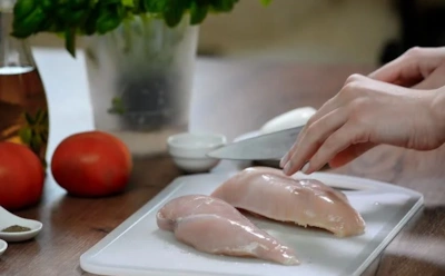 Мнение диетологов меняется: исследование показало скрытый вред курицы для кишечника