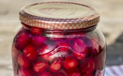 Вишни в банке радуют круглый год: проверенный способ заготовки в собственном соку