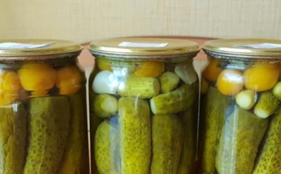 Зимой будете благодарны себе: эти огурцы с алычой и чесноком станут любимой закуской — для настоящих ценителей