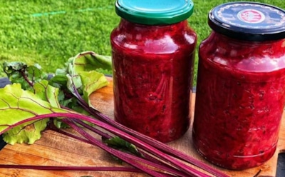 Немного попотеть сейчас — зато зимой борщ готов за 20 минут: эта заготовка из свеклы и перца сэкономит время и силы