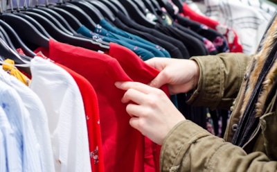 Одежда с прилавка хранит сюрпризы: врачи предупредили о скрытой опасности новых вещей для кожи
