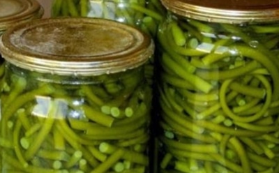 Готовлю весной — едим всю зиму: эта соленая черемша станет вашим любимым дополнением к мясу, картошке и закускам