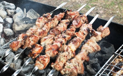 Шашлык без посторонних запахов: россиянам рассказали, как выбрать безопасную жидкость для розжига и не испортить мясо
