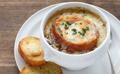 Этот суп идеален для особых вечеров: создайте неповторимую атмосферу с классическим французским угощением на столе