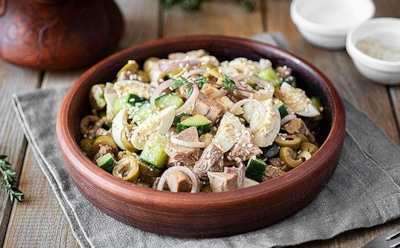 Закуска уровня мишленовской звезды — на вашем столе: этот салат из печени трески и оливок исчезает со стола за минуты