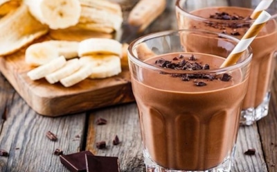 Знаю, как подбодрить любимых в холодные дни: этот нежный банановый коктейль согревает душу и тело