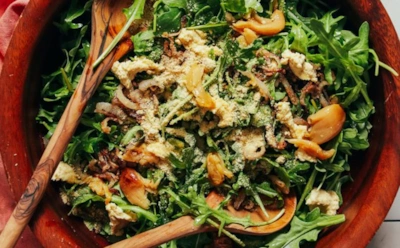 Делаю такой легкий и ароматный летний салат каждую неделю — ведь этот витаминный микс просят готовить снова и снова