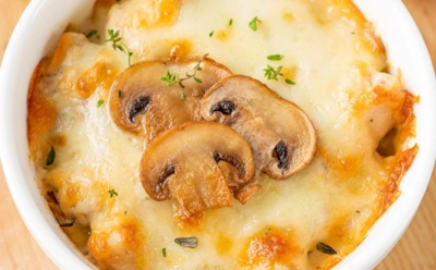 Три сыра, курица и сливочный соус — этот жюльен исчезает со стола за считанные минуты, а гости пытаются выведать секрет рецепта