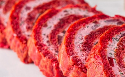 На праздничном столе этот рулет исчезает первым — все почему-то уверены, что это шедевр ресторанного уровня