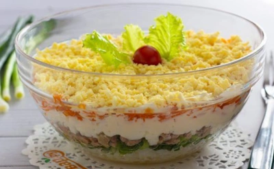 Слой за слоем — рождается кулинарный шедевр: после такого салата гости одарят вас аплодисментами