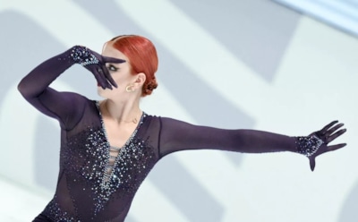 «Малыш для селфи»: Трусова вышла на лед с новорожденным младенцем и нарвалась на критику