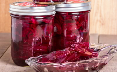 Родные уверяют, что вкуснее заготовки не пробовали — эта маринованная свекла спасает любой ужин