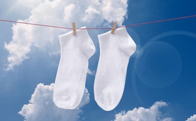 Люди стирают носки неправильно: микробиолог объяснила, почему даже после стирки они остаются рассадником бактерий