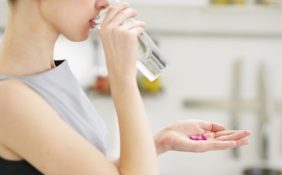 Жара и таблетки: эксперт рассказал, как высокая температура влияет на действие препаратов — чем это опасно