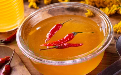 Этот соус умеет удивлять: острый мед стал моей любимой приправой, ведь с ним и обычная курица превращается в ресторанное блюдо