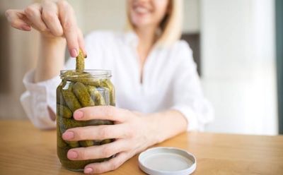 Маринованные огурцы бьют исподтишка: медик рассказал, почему любимая закуска вредна для здоровья