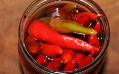 Когда открываю банку — аромат на всю кухню: этот маринованный чили всегда исчезает со стола первым — его нужно попробовать каждому