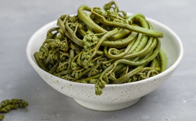 Весенний деликатес с характером: папоротник орляк по ГОСТу — как правильно засолить для долгого хранения