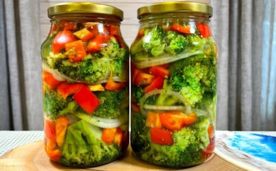 Банка здоровья и ярких красок: этот салат из брокколи с овощами приятно удивит всю семью зимой
