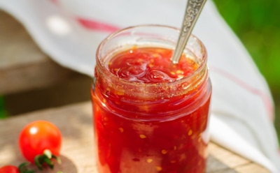 Попробуйте ложку — остановиться невозможно: семья просит готовить этот конфитюр чаще, ведь он заменяет любые магазинные соусы