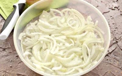 Найден идеальный акцент для любимых блюд: с этим маринованным луком и салаты, и мясо заиграют новыми красками