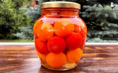 Маринованные помидоры в медовом маринаде — эта заготовка всегда уходит первой: ради такого вкуса точно стоит закатать пару баночек