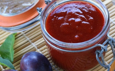 Сливовая нежность и хвойная свежесть: этот соус-конфитюр с можжевельником придаст блюдам неповторимый штрих — гурманы оценят