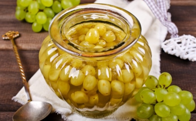 Готовлю виноград в банке, а на вкус — как оливки с южного побережья: эта закуска для любого застолья пригодится