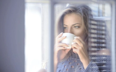 С утра опрокинул кружечку — и весь день бодрячком: ученые выяснили, какие утренние напитки гарантируют заряд позитива