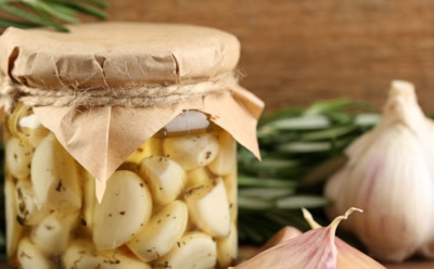 Чеснок может стать не просто дополнением, а идеальной закуской: эта пряная заготовка станет главным украшением любого стола