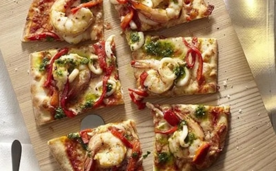 Легкая и сытная пицца с кальмарами: блюдо, ради которого не жалко включить духовку даже летом