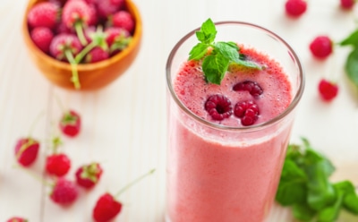 Готовлю в жару для родных: этот нежный малиновый смузи освежает лучше любого мороженого