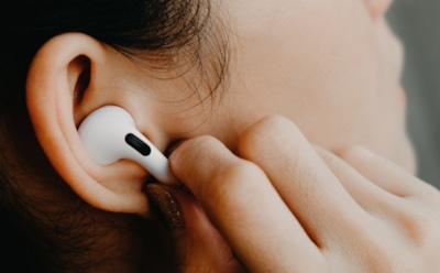 Технология оборачивается проблемами: привычка носить шумоподавляющие наушники может оказаться опасной