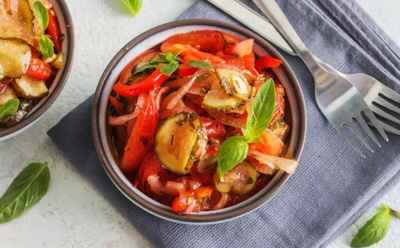 Открыл банку — и словно лето вернулось: этот салат покорит вашу семью не только вкусом, но также ароматом и свежестью