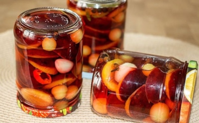 Гости просто вам не поверят, что это фрукты — эти сливы с чесноком покоряют вкусом с первой ложки