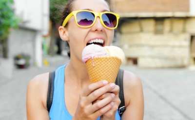 Холодный десерт — горячая проблема: названа сладкая привычка с горькими последствиями