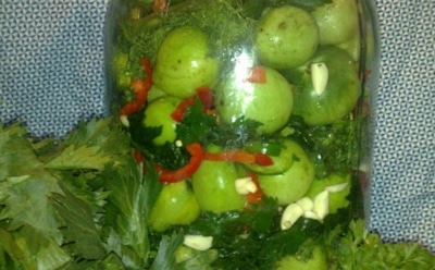 Фаршируем по-грузински на зиму: эти восхитительные помидорчики легко собирают семью за столом зимними вечерами